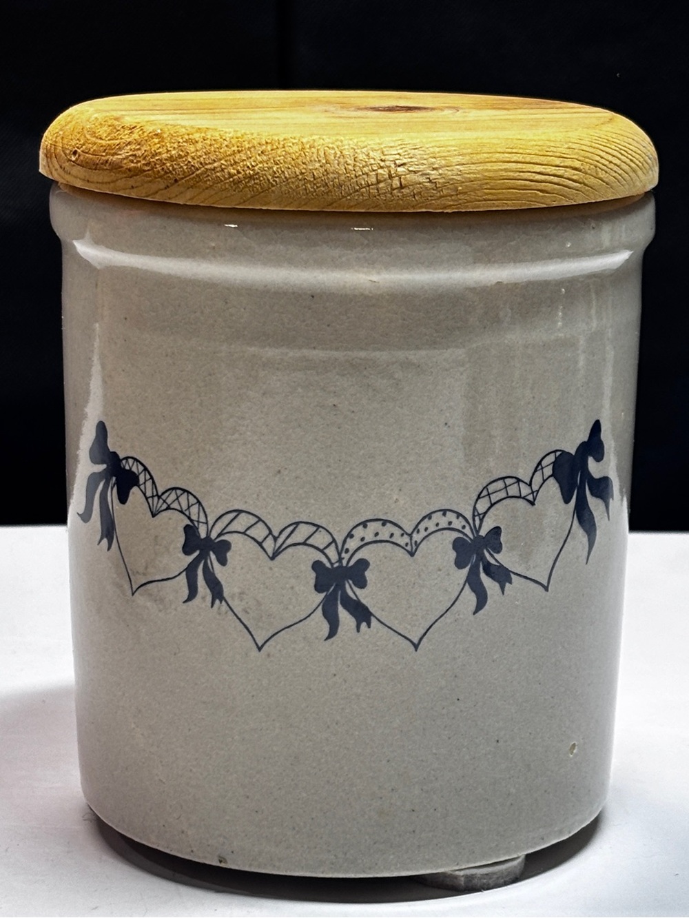 Crock Blue Hearts Bows Vtg RRP USA Pottery Beige 1 qt USA Grandmacore Wood Lid